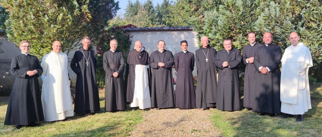 Die Generaloberen der wichtigsten Ecclesia-Dei-Gemeinschaften haben sich in Courtalain zum Motu proprio Traditionis custodes beraten.