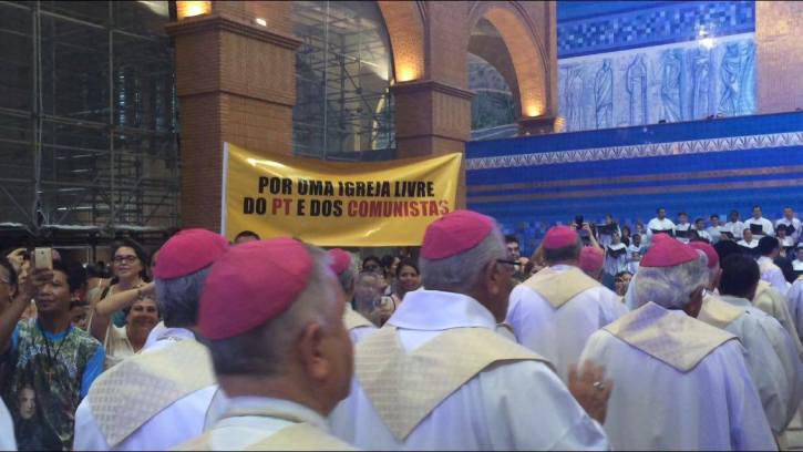 Kirche in Brasilien: Gläubige protestieren gegen den Linksdruck in der Kirche: "Für eine vom PT und Kommunismus freie Kirche".