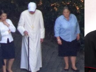 Die vier Memores Domini mit Benedikt XVI. Rechts der von Franziskus ernannte Kommissar Msgr. Filippo Santoro.