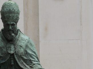 An Papst Sixtus V., der dem Lauretanischen Haus sehr verbunden war, erinnert vor der Basilika eine Bronzestatue.