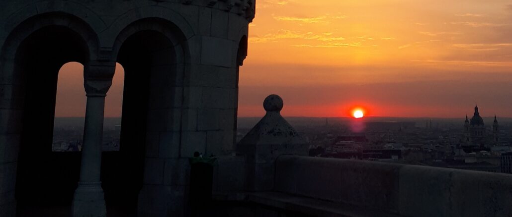 Ein Sonnenaufgang ohne Corona-Terror in Budapest: Blick von der Fischerbastei mit der Stephansbasilika (hinten rechts).
