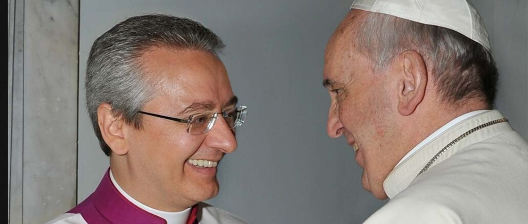 Don Diego Ravelli, der neue Zeremonienmeister des Papstes, mit Franziskus.