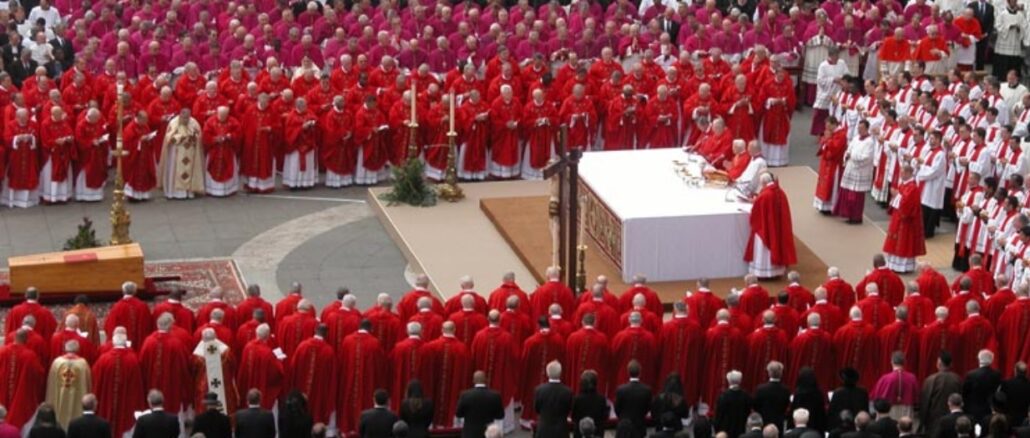 Die Kardinäle beim Requiem für den verstorbenen Johannes Paul II. 2005 auf dem Petersplatz. Sie wählten Joseph Ratzinger zum Papst. Seit acht Jahren bereitet Papst Franziskus seine Nachfolge vor.