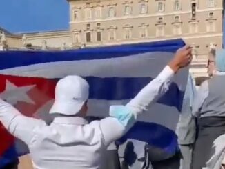 Ein junger Kubaner kniete gestern beim Angelus von Papst Franziskus auf dem Petersplatz und hielt eine kubanische Fahne in die Höhe, um auf das Schicksal der Karibikinsel hinzuweise. Ein unerträglicher Vorgang für den Vatikan unter Franziskus.