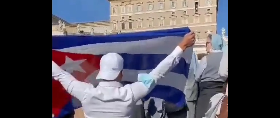 Ein junger Kubaner kniete gestern beim Angelus von Papst Franziskus auf dem Petersplatz und hielt eine kubanische Fahne in die Höhe, um auf das Schicksal der Karibikinsel hinzuweise. Ein unerträglicher Vorgang für den Vatikan unter Franziskus.
