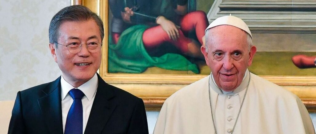 Papst Franziskus mit Moon Jae-in bei ihrer ersten Begegnung im Vatikan 2018.