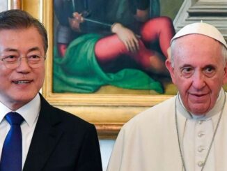Papst Franziskus mit Moon Jae-in bei ihrer ersten Begegnung im Vatikan 2018.
