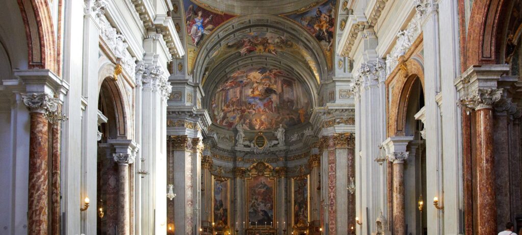 Die Kirche Sant'Ignazio in Rom, in der zwei Heilige und Papst beigesetzt sind, die Zeitgenossen der historischen Ereignisse waren. Der heilige Robert Bellarmin war zum Zeitpunkt der Schlacht 29 Jahre, der spätere Papst Gregor XV. 17 Jahre und der heilige Aloisius von Gonzaga drei Jahre alt.