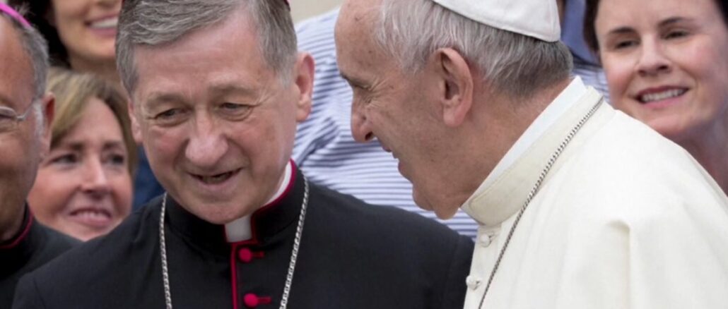 Kardinal Blase Cupich mit Papst Franziskus. Dessen Motu proprio Traditionis custodes will der Erzbischof von Chicago restriktiv umsetzen.