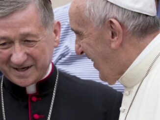 Kardinal Blase Cupich mit Papst Franziskus. Dessen Motu proprio Traditionis custodes will der Erzbischof von Chicago restriktiv umsetzen.