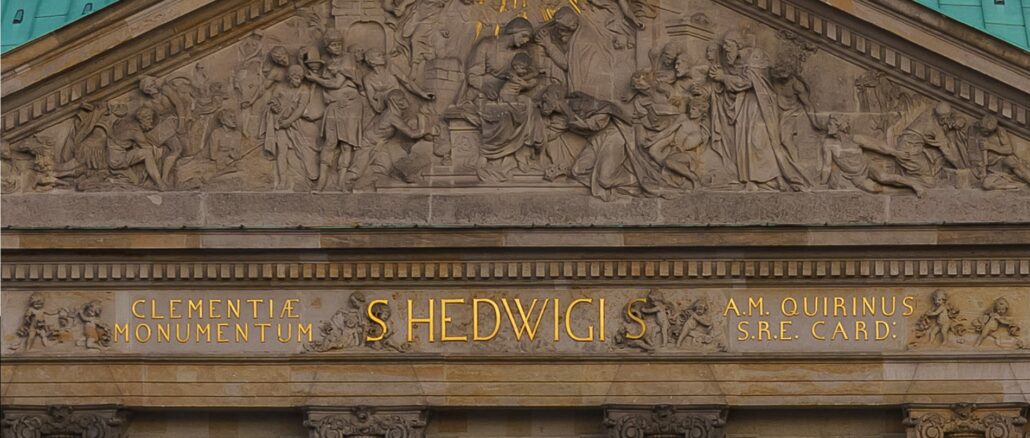 Die Hedwigskathedrale in Berlin ist seit mehr als drei Jahren geschlossen, weil ein unnötiger, aber dafür sündteurer Umbau stattfindet.