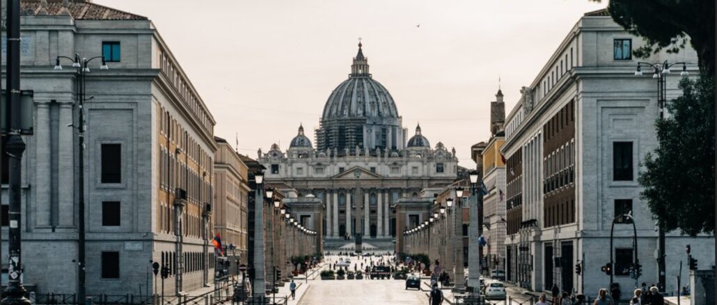 Blick über die Via della Conciliazione auf den Petersdom.
