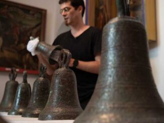Der spanische Musikwissenschaftler David Catalunya mit den Glocken der Geburtskirche in Bethlehem aus der Zeit der Kreuzritter.
