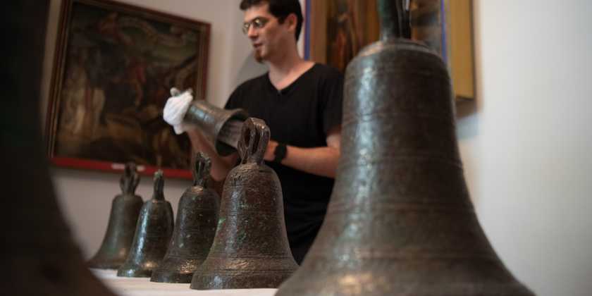 Der spanische Musikwissenschaftler David Catalunya mit den Glocken der Geburtskirche in Bethlehem aus der Zeit der Kreuzritter.