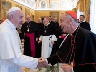 Papst Franziskus mit Kardinal Luis Ladaria SJ. Im Hintergrund die Erzbischöfe Giacomo Morandi und Augustine Di Noia OP mit weiteren Mitarbeitern der Glaubenskongregation.