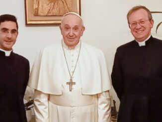 Der Papst und seine ausgeprägte Mimik: Vertreter der Petrusbruderschaft konnten am 4. Februar in Santa Marta ihre Anliegen nach Traditionis custodes vortragen.