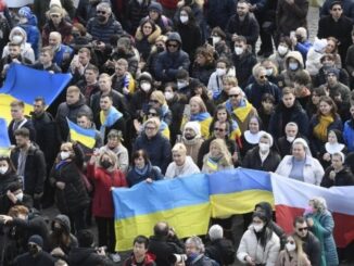 Ukrainische Fahnen beim Angelus auf dem Petersplatz.