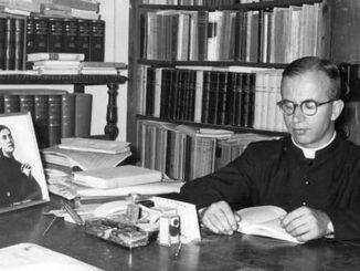 Der Neuthomist Pater Cornelio Fabro (1911–1995) wurde 1935 für den Stigmatinerorden zum Priester geweiht. Er hatte Lehrstühle für Theoretische Philosophie, Metaphysik, Geschichtsphilosophie und Philosophie inne.