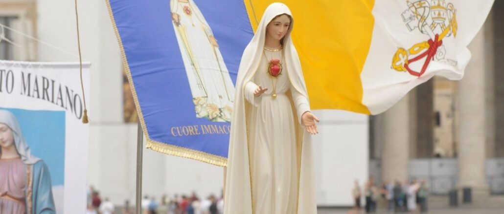 Statue Unserer Lieben Frau von Fatima auf dem Petersplatz in Rom: Weihbischof Athanasius Schneider ruft auf, die Weihe Rußlands und der Ukraine mit einer Novene zu unterstützen.