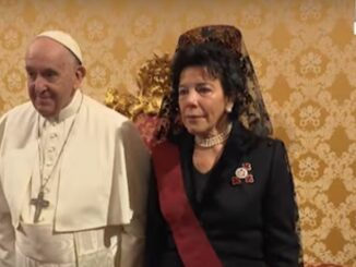 Papst Franziskus mit Spaniens neuer Botschafterin beim Heiligen Stuhl, die gestern ihr Beglaubigungsschreiben überreichte.