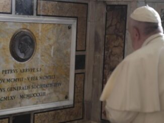 Franziskus, der "Papst der Gesten", nützte eine Gedenkmesse am vergangenen Samstag in der römischen Jesuitenkirche, um am Grab des umstrittenen Ordensgenerals Pedro Arrupe zu beten.