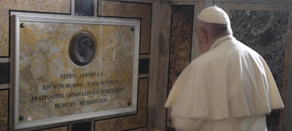 Franziskus, der "Papst der Gesten", nützte eine Gedenkmesse am vergangenen Samstag in der römischen Jesuitenkirche, um am Grab des umstrittenen Ordensgenerals Pedro Arrupe zu beten.