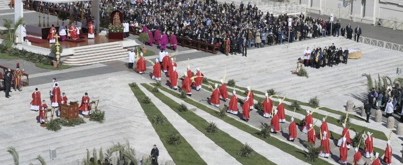 Die Palmprozession 2022 fand nach drei Jahren erstmals wieder auf dem Petersplatz statt. Papst Franziskus assistierte von der Altarinsel aus.
