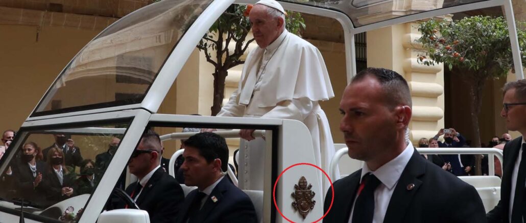 Auf Malta bewegte sich Franziskus im Papamobil, das noch das Wappen von Benedikt XVI. trägt.