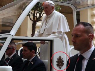 Auf Malta bewegte sich Franziskus im Papamobil, das noch das Wappen von Benedikt XVI. trägt.