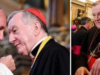 Papst Franziskus mit seinem Kardinalstaatssekretär Parolin. Rechts Kardinal Raymond Burke: Corona ist seit Anfang 2020 ein willkommenes Instrument der Machtausübung.