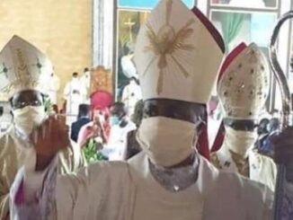 Bischof Peter Okpaleke, der nicht Bischof seiner Diözese werden konnte, wird nun Kardinal. Im April 2020 zeigte er sich mitten in Nigeria mit dem Corona-Gehorsamsfetzen. Papst Franziskus machte es möglich.