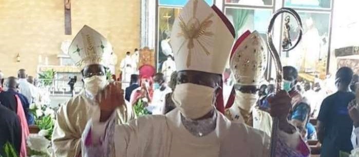 Bischof Peter Okpaleke, der nicht Bischof seiner Diözese werden konnte, wird nun Kardinal. Im April 2020 zeigte er sich mitten in Nigeria mit dem Corona-Gehorsamsfetzen. Papst Franziskus machte es möglich.