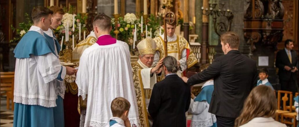 Erzbischof Ulrich von Lille spendete am vergangenen Samstag in seiner Erzdiözese die Firmung im überlieferten Ritus