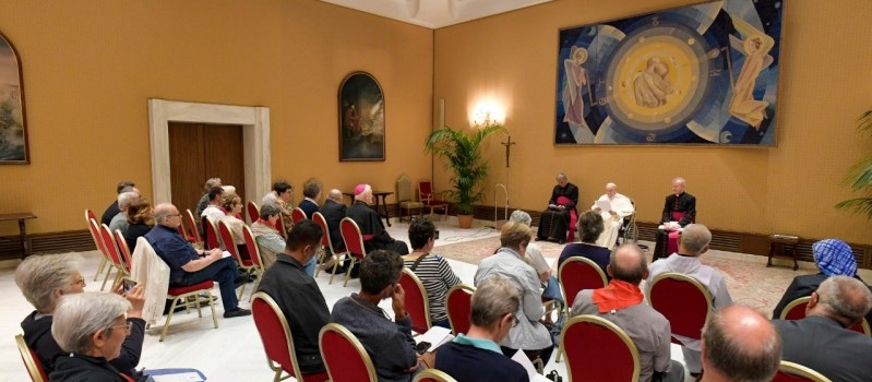 Papst Franziskus mit Vertretern der Geistlichen Familie Charles de Foucauld in der kleinen Audienzhalle Paolo VI.
