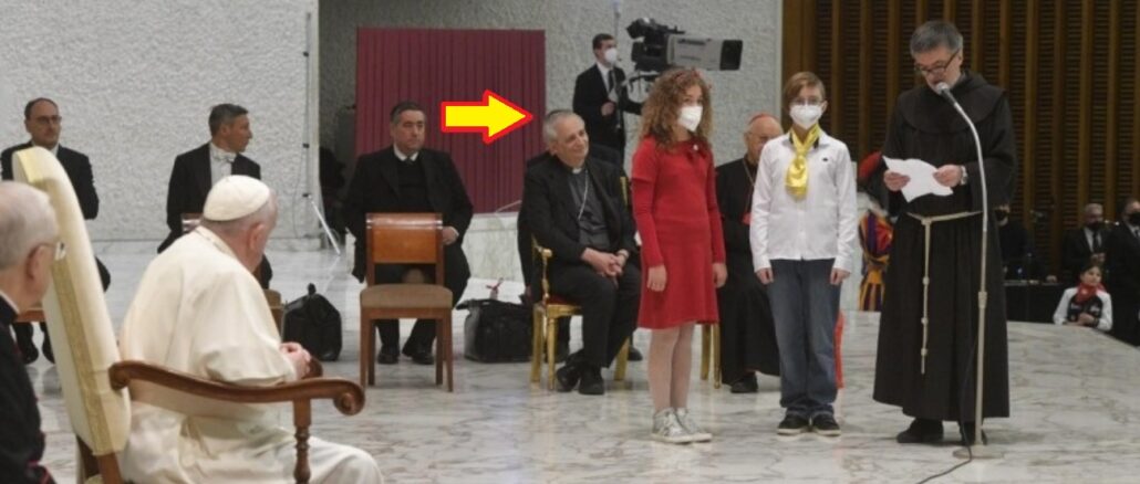 Kardinal Matteo Maria Zuppi mit Papst Franziskus während einer Generalaudienz. Man beachte die absurden Corona-Maskenregeln.