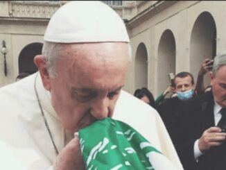 Papst Franziskus küßt die Fahne des Libanon. Die für Juni beabsichtigte Reise wird aber nicht stattfinden.