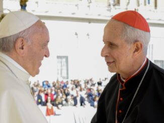 Papst Franziskus mit Kardinal Mario Aurelio Poli