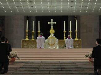 Am 10. Juni 2010 hielt Benedikt XVI. zum Abschluß des Priesterjahres mit Tausenden von Priestern aus aller Welt eucharistische Anbetung, Taten und Bilder, die man im Pontifikat von Franziskus vermißt.
