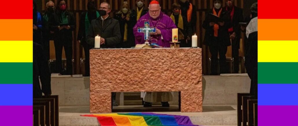 Erschreckend emblematisches Bild für die Kirche von Kardinal Marx: Homofahne und Gehorsamsfetzen (März 2022 in München).