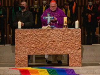 Erschreckend emblematisches Bild für die Kirche von Kardinal Marx: Homofahne und Gehorsamsfetzen (März 2022 in München).