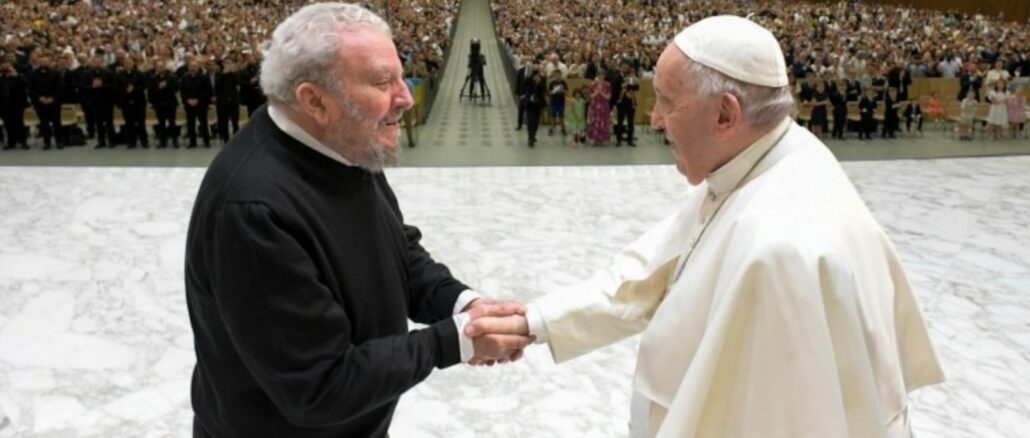 Papst Franziskus mit Kiko Argüello, dem Gründer des Neokatechumenalen Wegs, gestern in der Audienzhalle