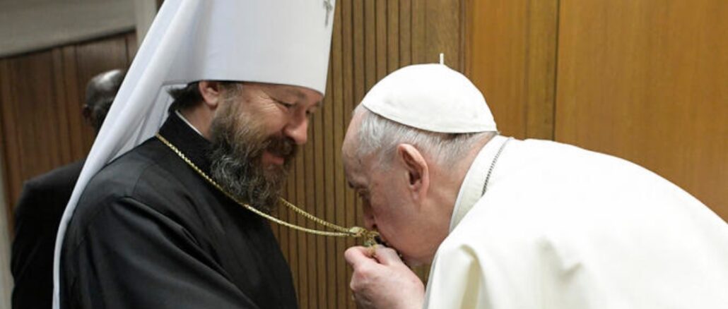 Papst Franziskus, der "Papst der Gesten", bei einer Begegnung mit Metropolit Hilarion, dem bisherigen Außenminister des Moskauer Patriarchats.
