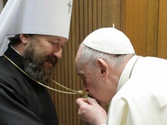 Papst Franziskus, der "Papst der Gesten", bei einer Begegnung mit Metropolit Hilarion, dem bisherigen Außenminister des Moskauer Patriarchats.