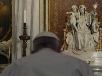 Papst Franziskus betete gestern in Santa Maria Maggiore den Rosenkranz für den Frieden. Von dieser katholischen Andachtsform ging es schnurgerade zum Treffen der Religionsführer in Nur-Sultan.
