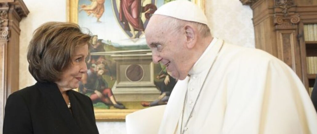 Papst Franziskus mit Nancy Pelosi. Das Bild wurde am 9. Oktober 2021 aufgenommen.