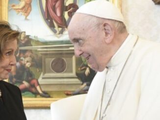 Papst Franziskus mit Nancy Pelosi. Das Bild wurde am 9. Oktober 2021 aufgenommen.