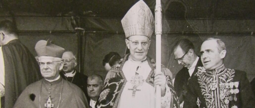 Bischof Emiel Jozef De Smedt von Brügge. Im Bild neben ihm Joseph Leon Kardinal Cardijn.