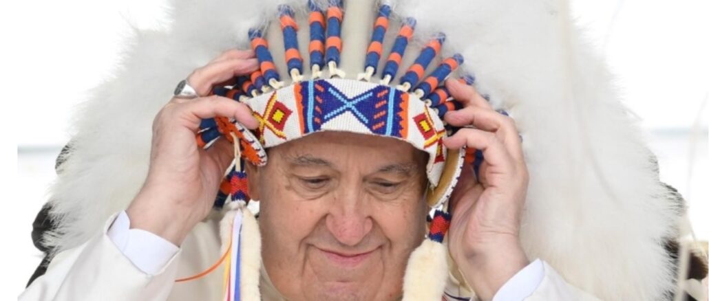 Papst Franziskus reiste nach Kanada, um sich bei den Indianern und Ureinwohnern zu entschuldigen für eine Tat, die angeblich Kirchenangehörige begangen hätten, für die es bisher zwar viele unbelegte Behauptungen, aber noch keinen Beweis gibt.