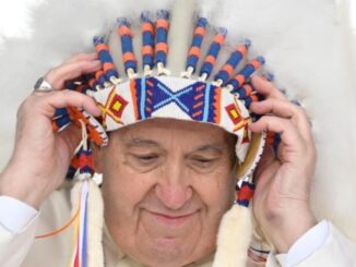 Papst Franziskus reiste nach Kanada, um sich bei den Indianern und Ureinwohnern zu entschuldigen für eine Tat, die angeblich Kirchenangehörige begangen hätten, für die es bisher zwar viele unbelegte Behauptungen, aber noch keinen Beweis gibt.