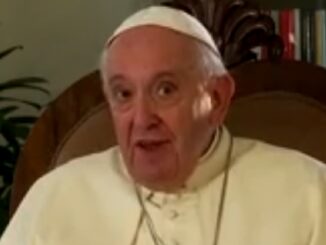 Ein gutgelaunter Papst Franziskus erklärte gegenüber Reuters, nicht an einen Rücktritt zu denken.
